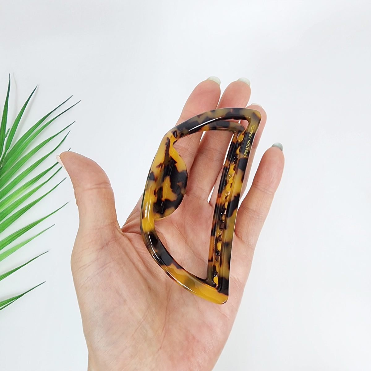 Half Moon Medium Hair Claw Clip 3.9 in – Tortoise Shell, French-style