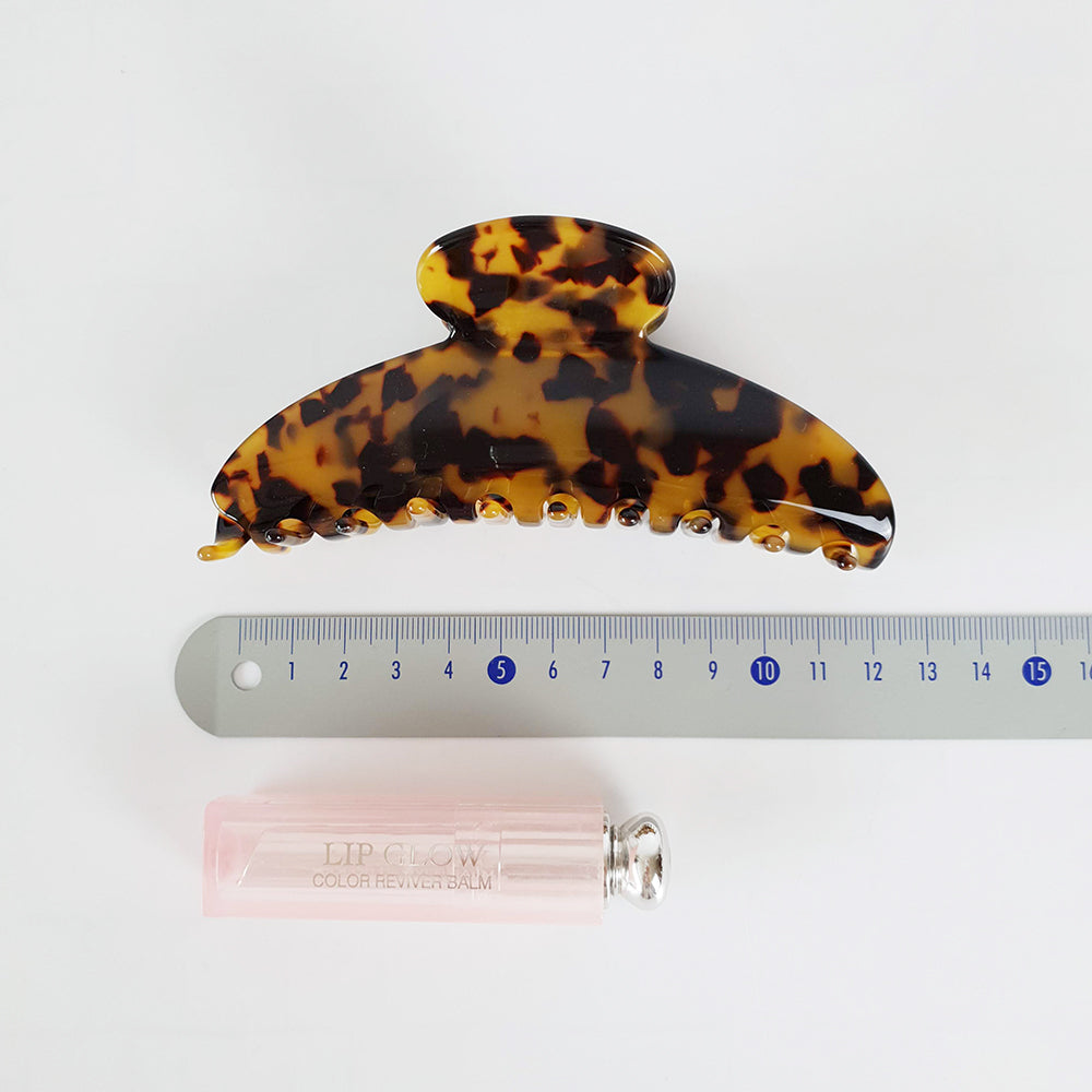 Half moon claw clip measured at 12 cm (4.7 in)
