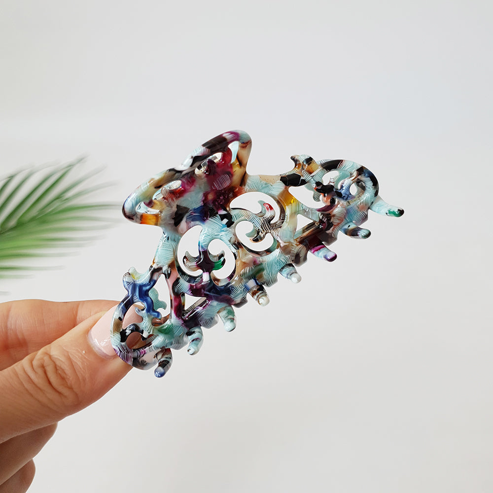 Scroll Medium Hair Claw Clip – 8 Art Mint