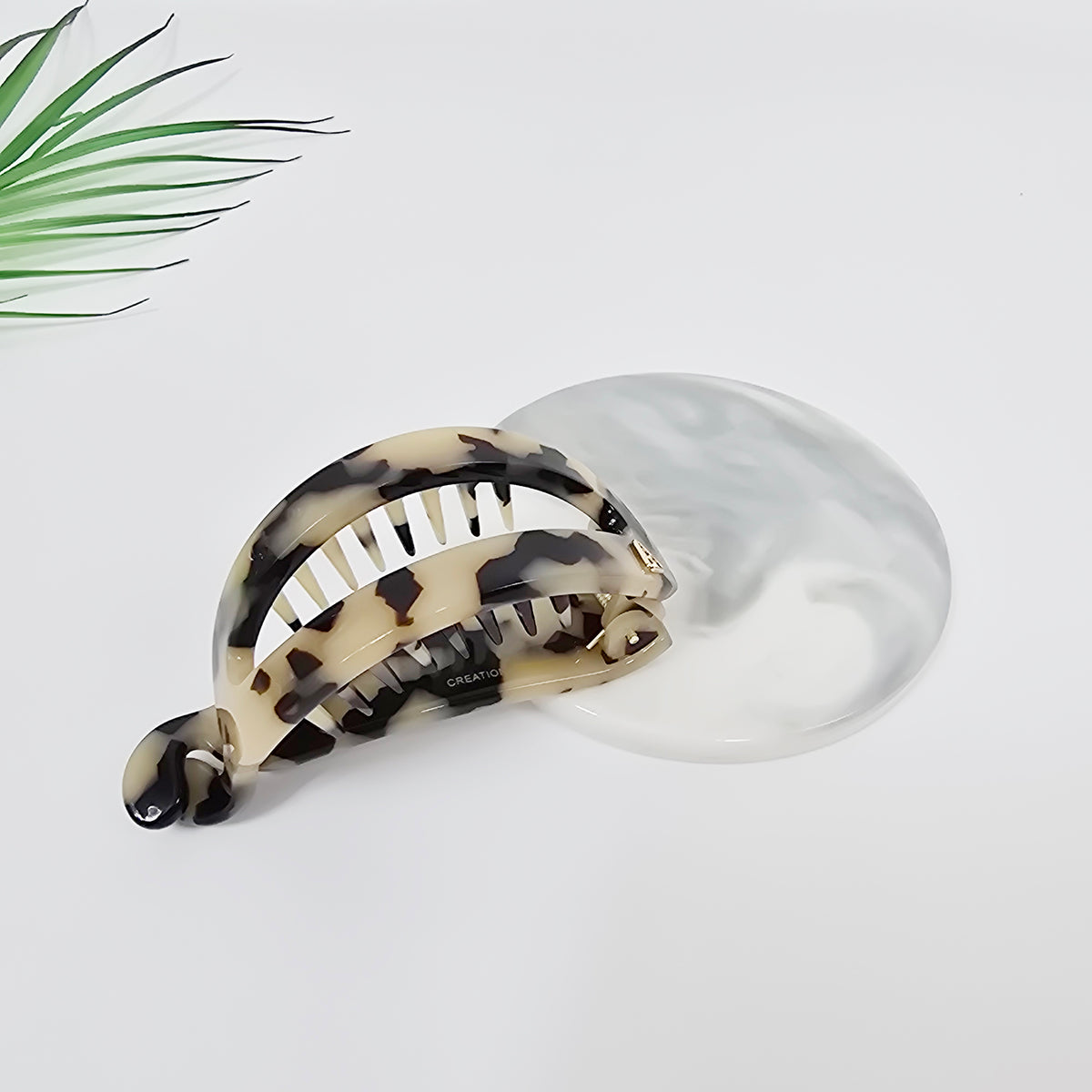 Oval Frame Medium Banana Clip 3.5 in – 1 Leopard Beige