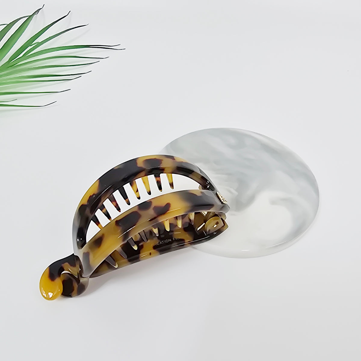 Oval Frame Medium Banana Clip 3.5 in – 2 Leopard Brown