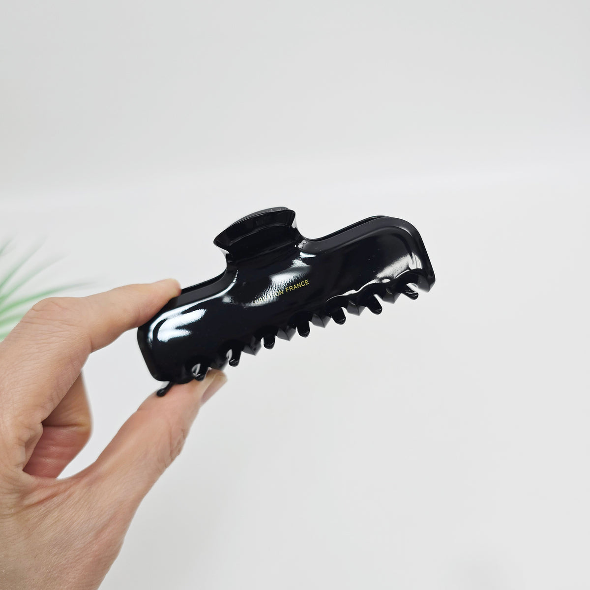 Straight Medium Hair Claw Clip – 9 Pure Black