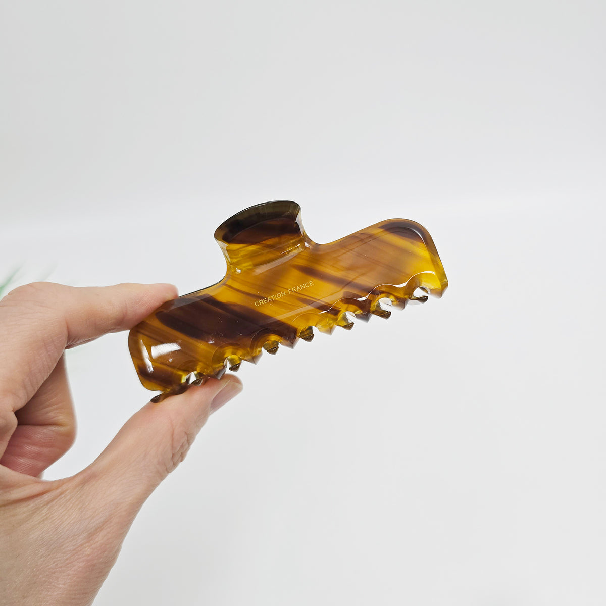 Straight Medium Hair Claw Clip – 8 Caramel Stripe