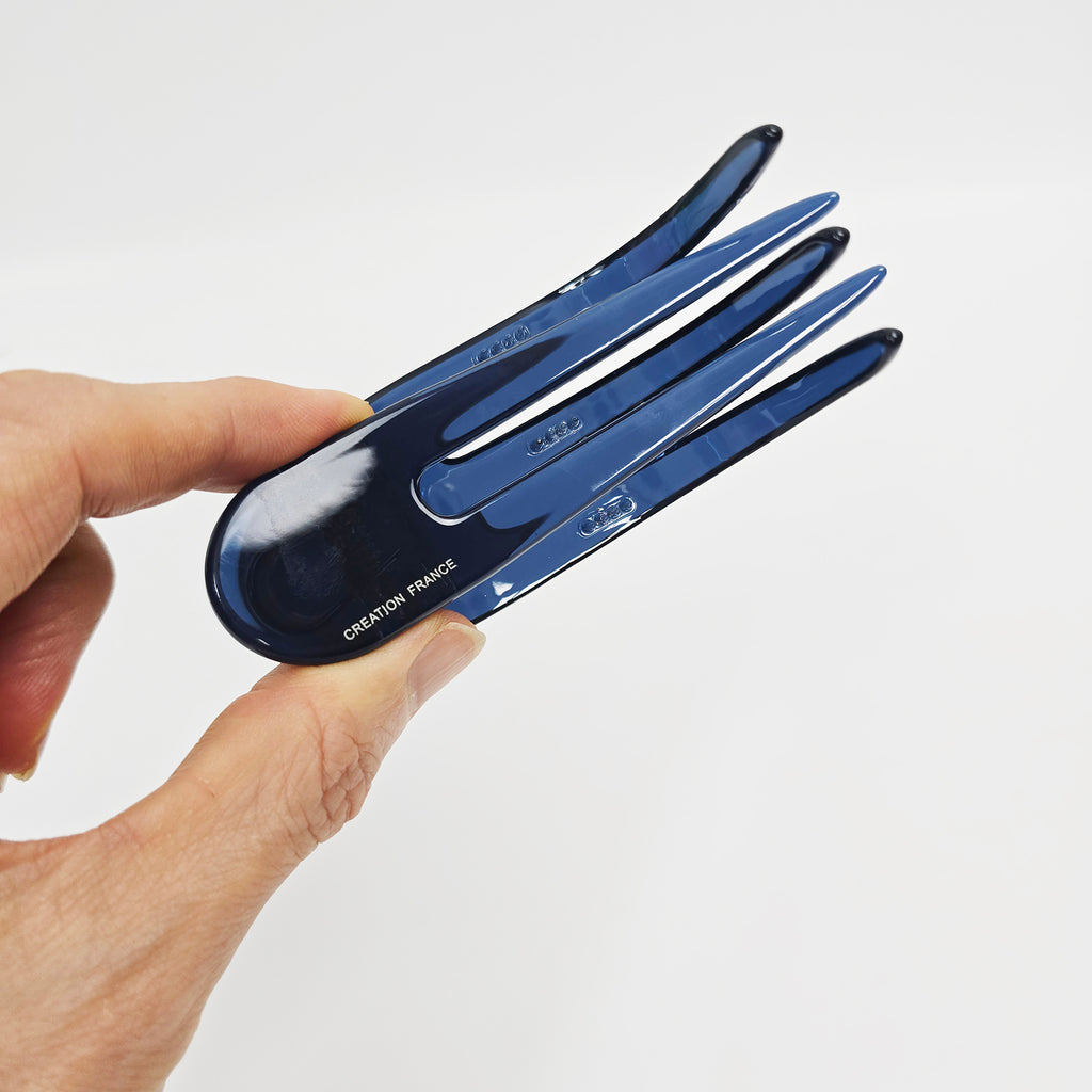 Midi Curved Alligator Hair Clip – open, in hand