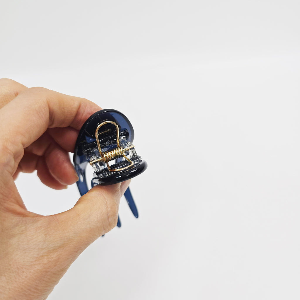 Midi Curved Alligator Hair Clip – spring hinge detail