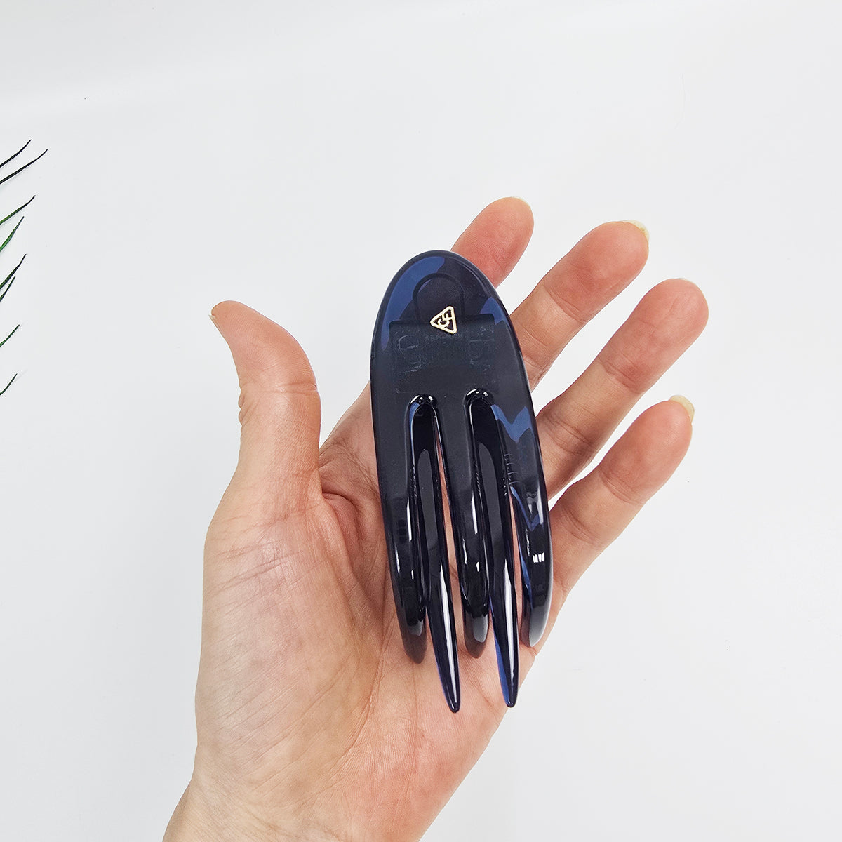 Midi Curved Alligator Hair Clip – in palm for scale