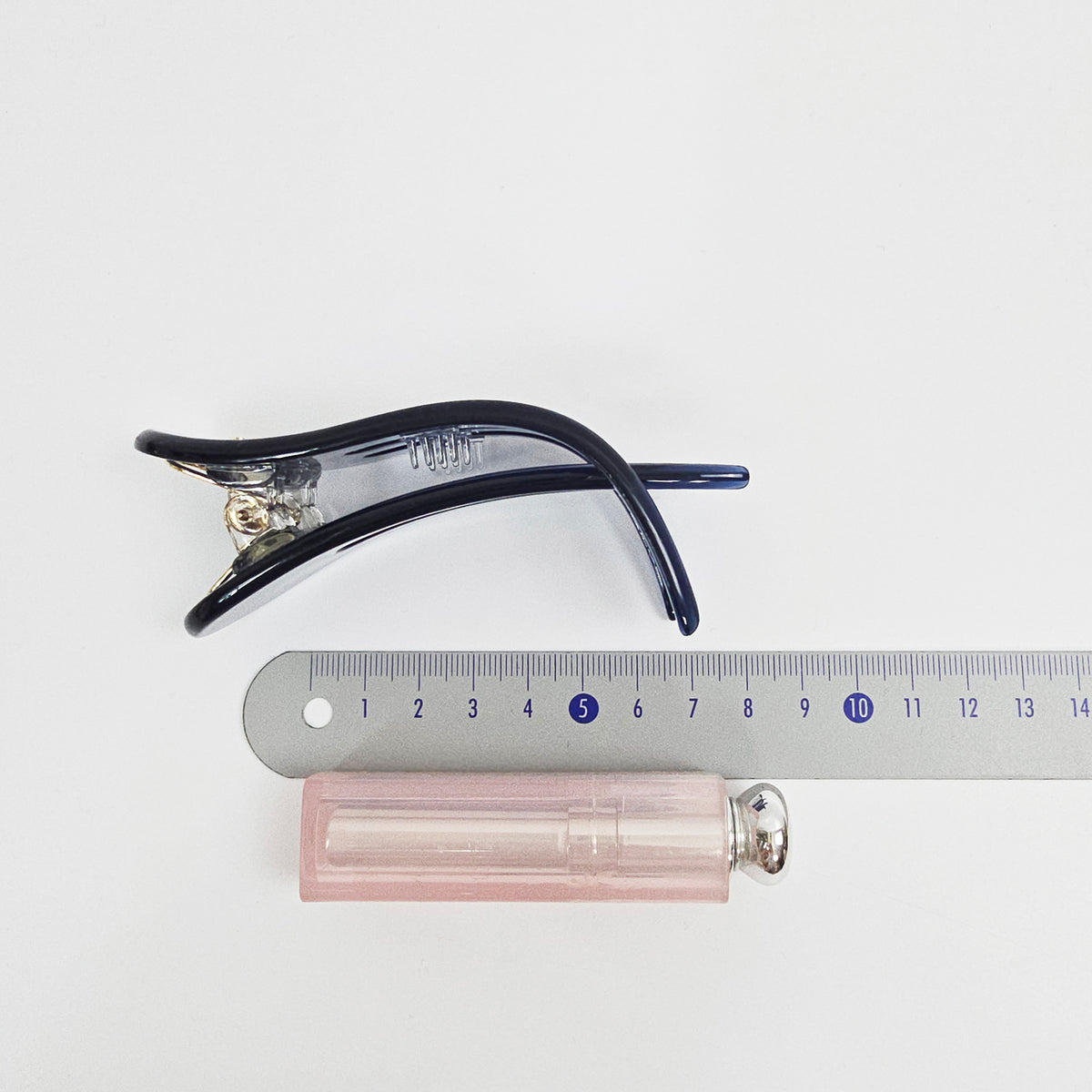 Midi Curved Alligator Hair Clip – open, side view with ruler