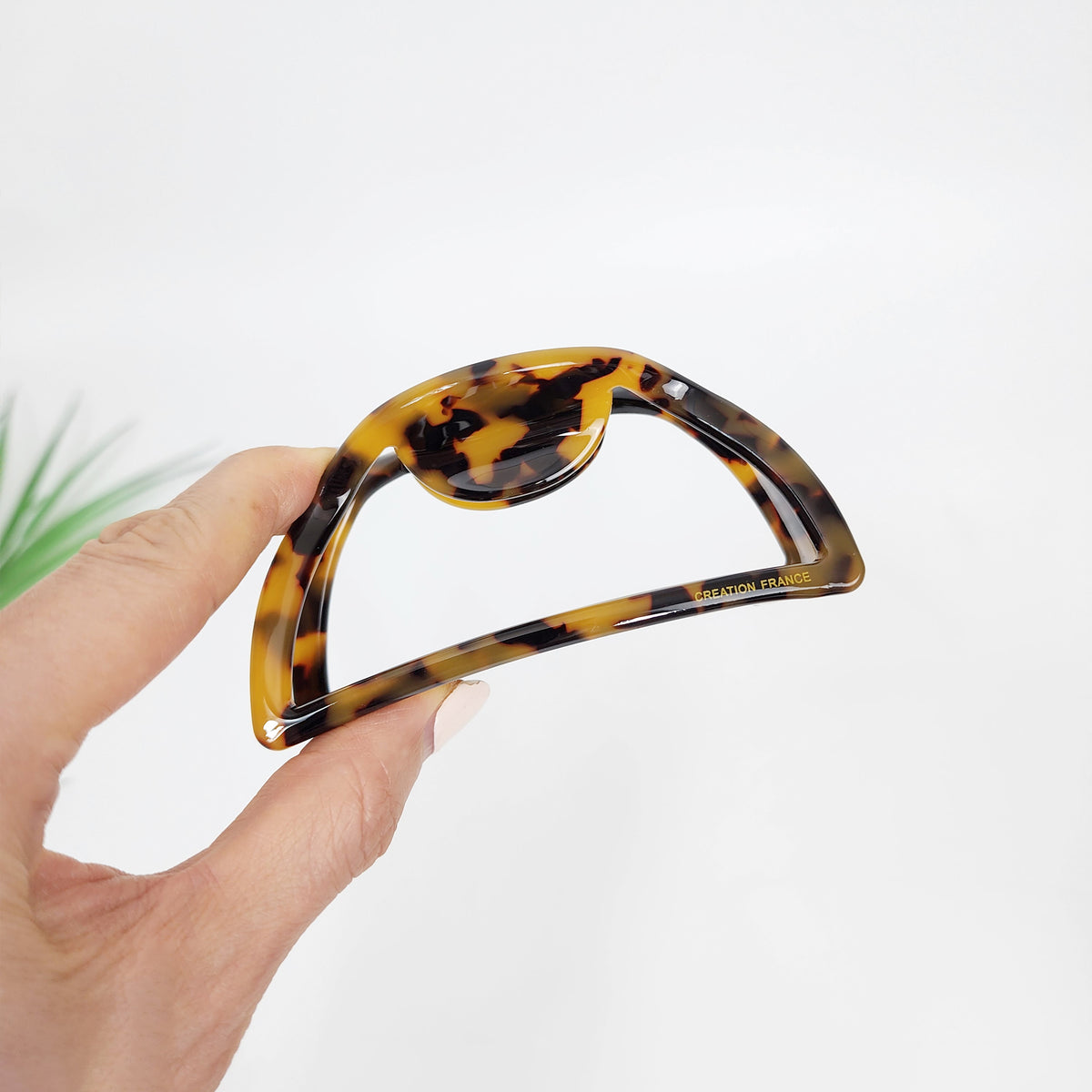 Half Moon Medium Hair Claw Clip 3.9 in – Tortoise Shell, French-style
