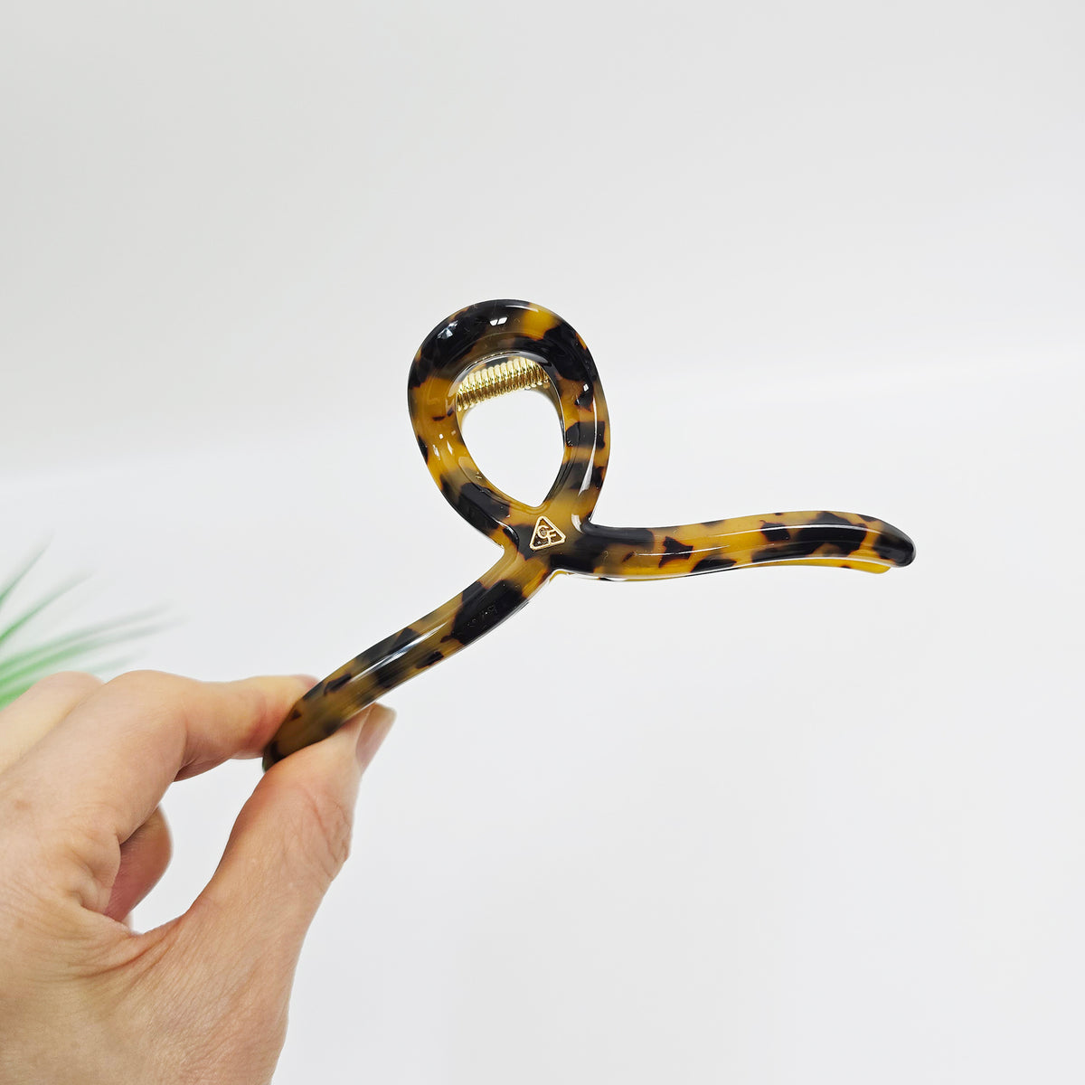 Silhouette Curve Hair Claw Clip 5.1 in – 2 Leopard Brown