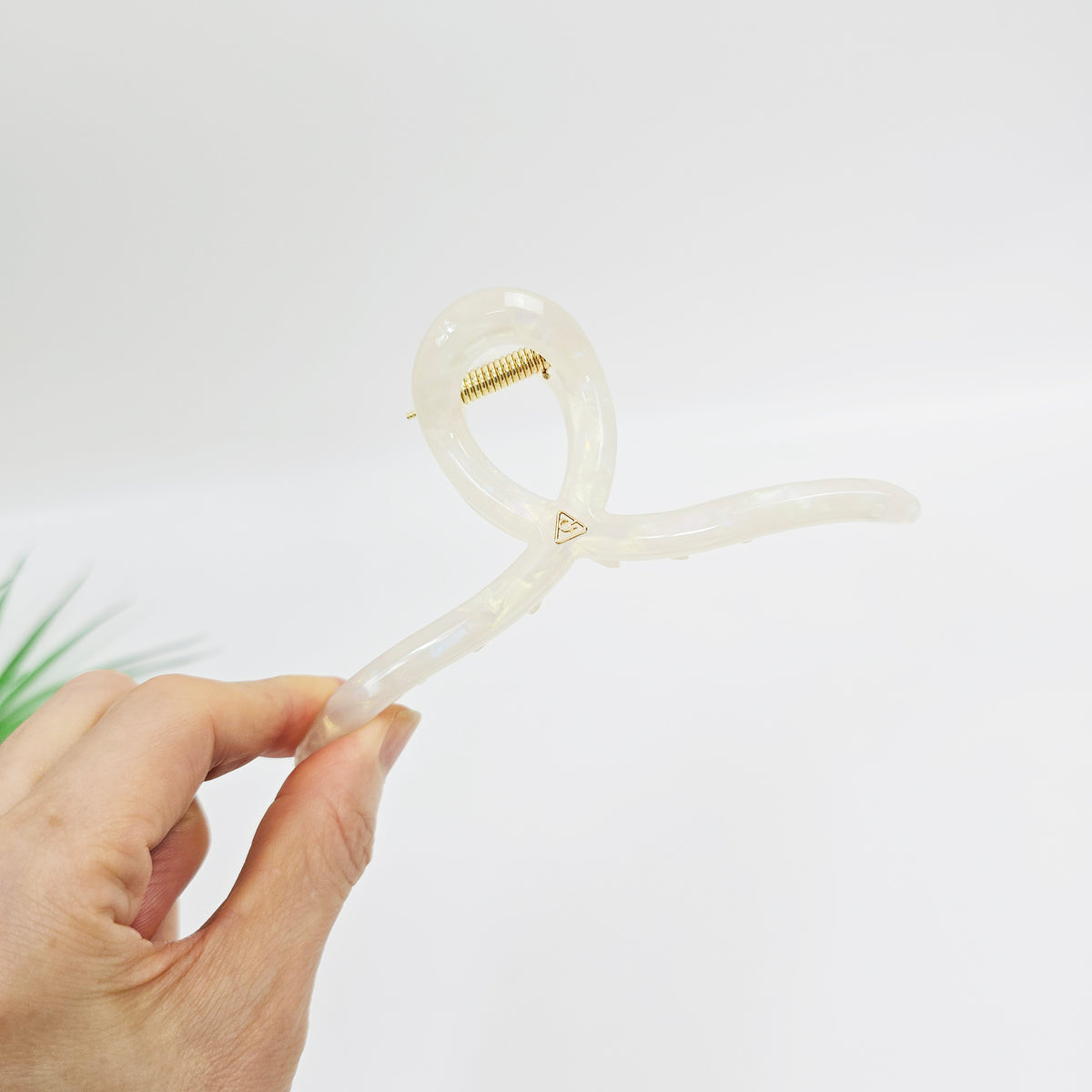 Silhouette Curve Hair Claw Clip 5.1 in – 5 Aurora White