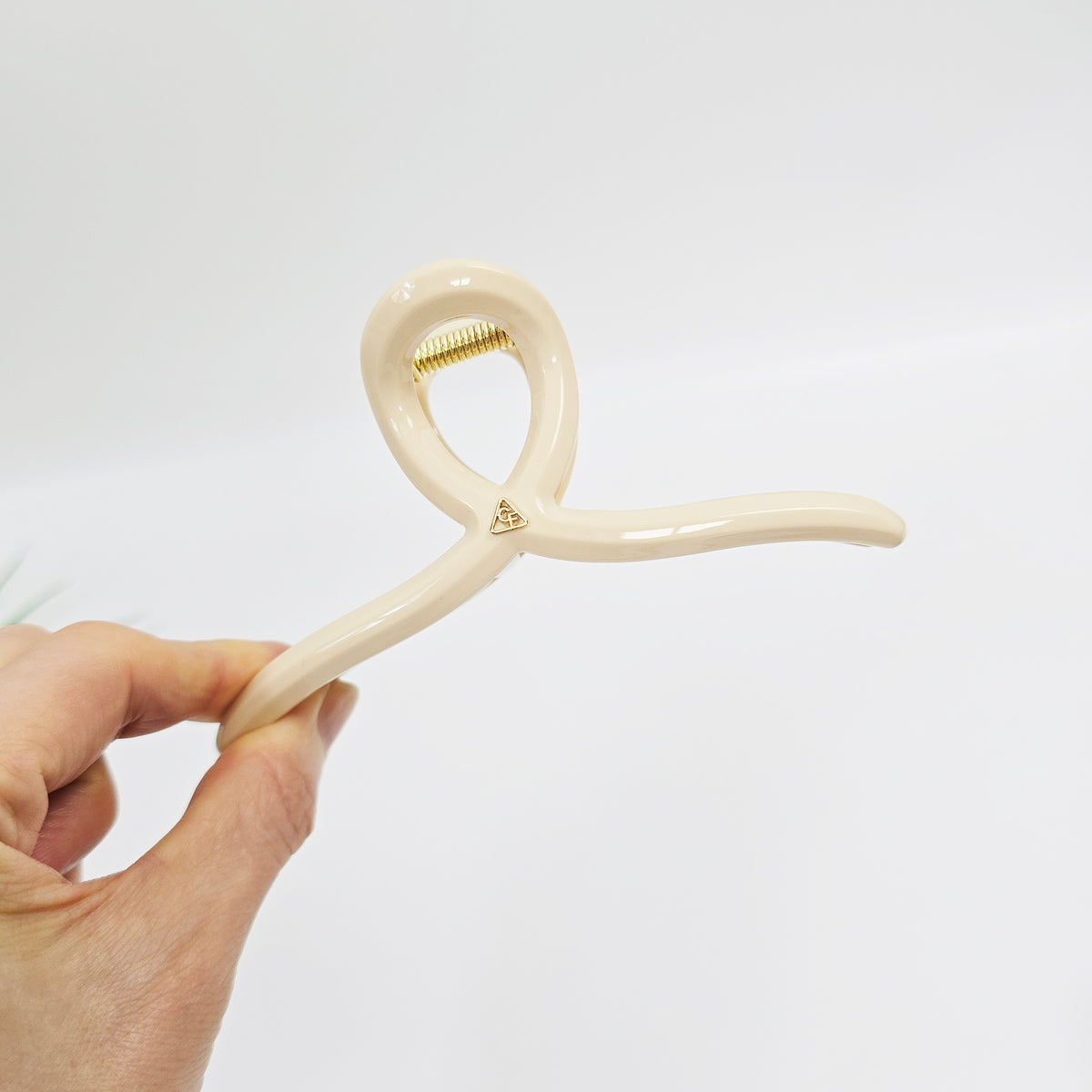 Silhouette Curve Hair Claw Clip 5.1 in – 7 Pastel Ivory
