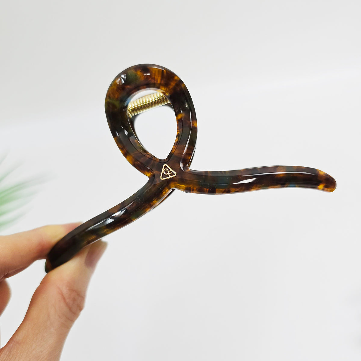 Silhouette Curve Hair Claw Clip 5.1 in – 9 Perfume Dark Brown