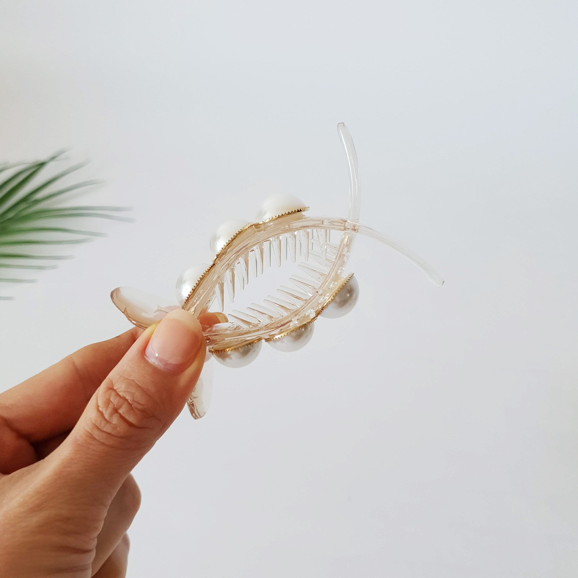 Round White Pearl Hair Clip / Cute Hair Claw / Hair Accessory for Woman / Pearl Barrette / Ponytail Holder