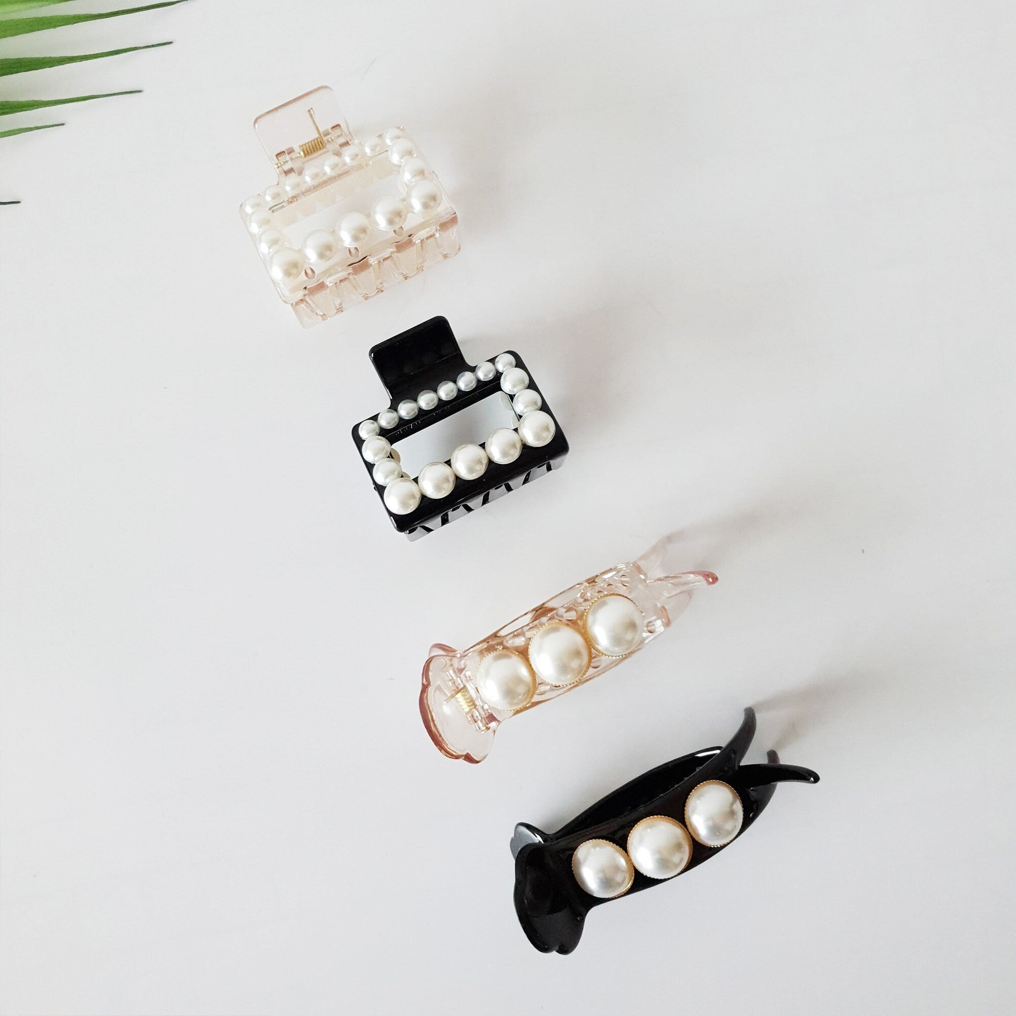 Round White Pearl Hair Clip / Cute Hair Claw / Hair Accessory for Woman / Pearl Barrette / Ponytail Holder