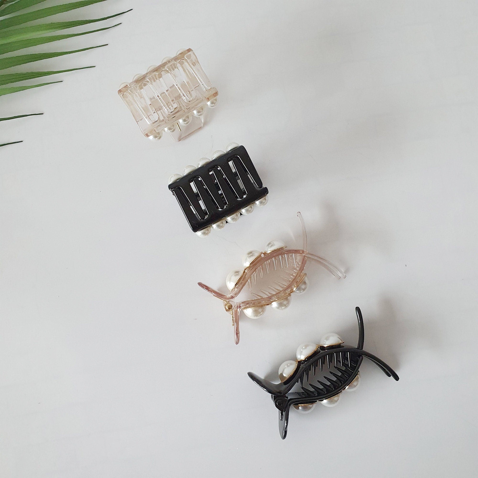 Round White Pearl Hair Clip / Cute Hair Claw / Hair Accessory for Woman / Pearl Barrette / Ponytail Holder