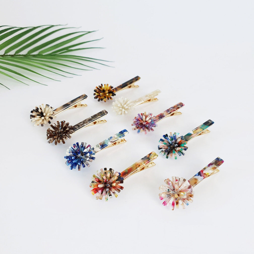 Cellulose acetate alligator clip with a 3D dandelion flower design. Tortoise shell and marble pattern beak barrette for side bangs.