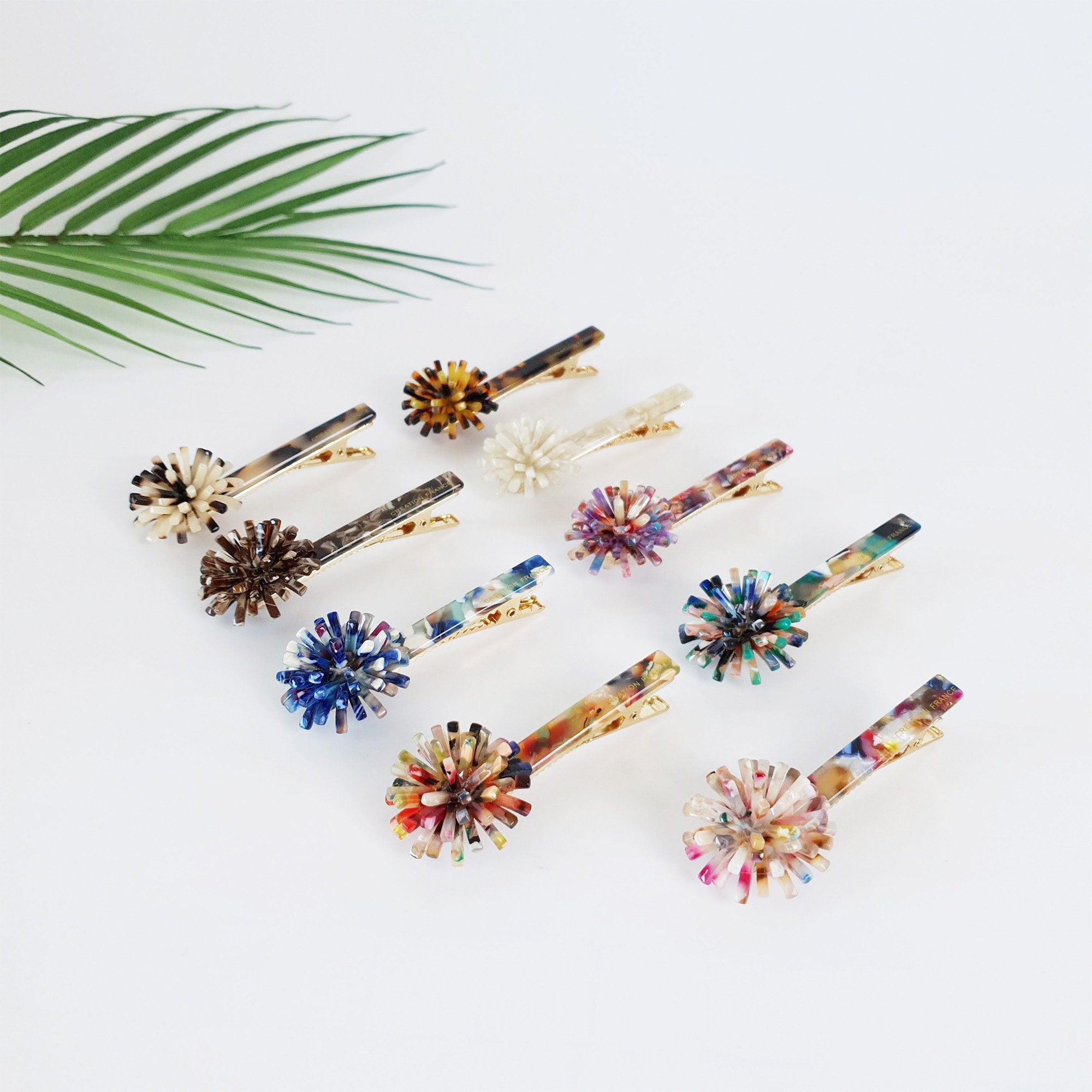 Cellulose acetate alligator clip with a 3D dandelion flower design. Tortoise shell and marble pattern beak barrette for side bangs.