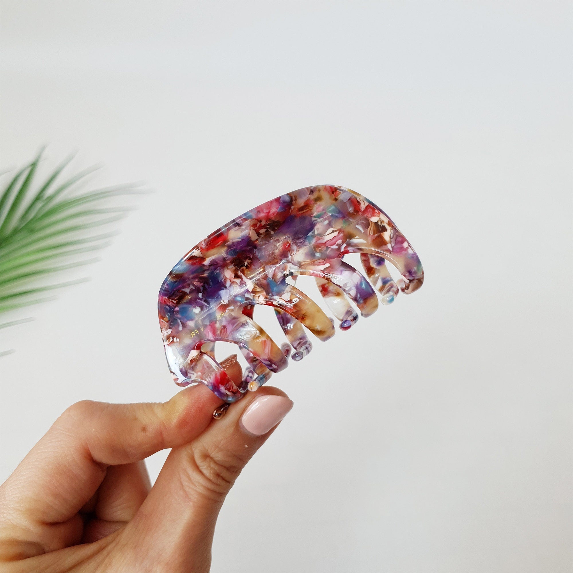 Medium cellulose acetate hair claw clip in tortoise shell and marble patterns. Semi circle shaped 2.8 inch jaw clip perfect for half up hairstyles. Elegant Korean hair accessories for women.