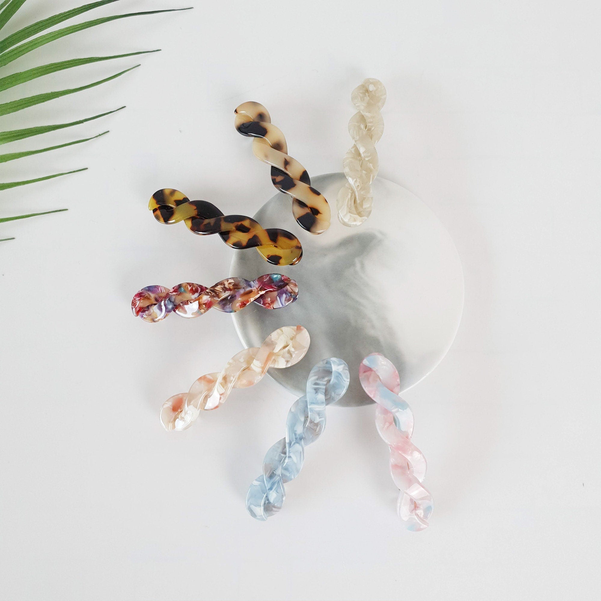 Twisted cellulose acetate mini hair barrette in tortoise shell and marble patterns. Small automatic clip for bangs and side hair styling. Cute vintage style hair accessory.