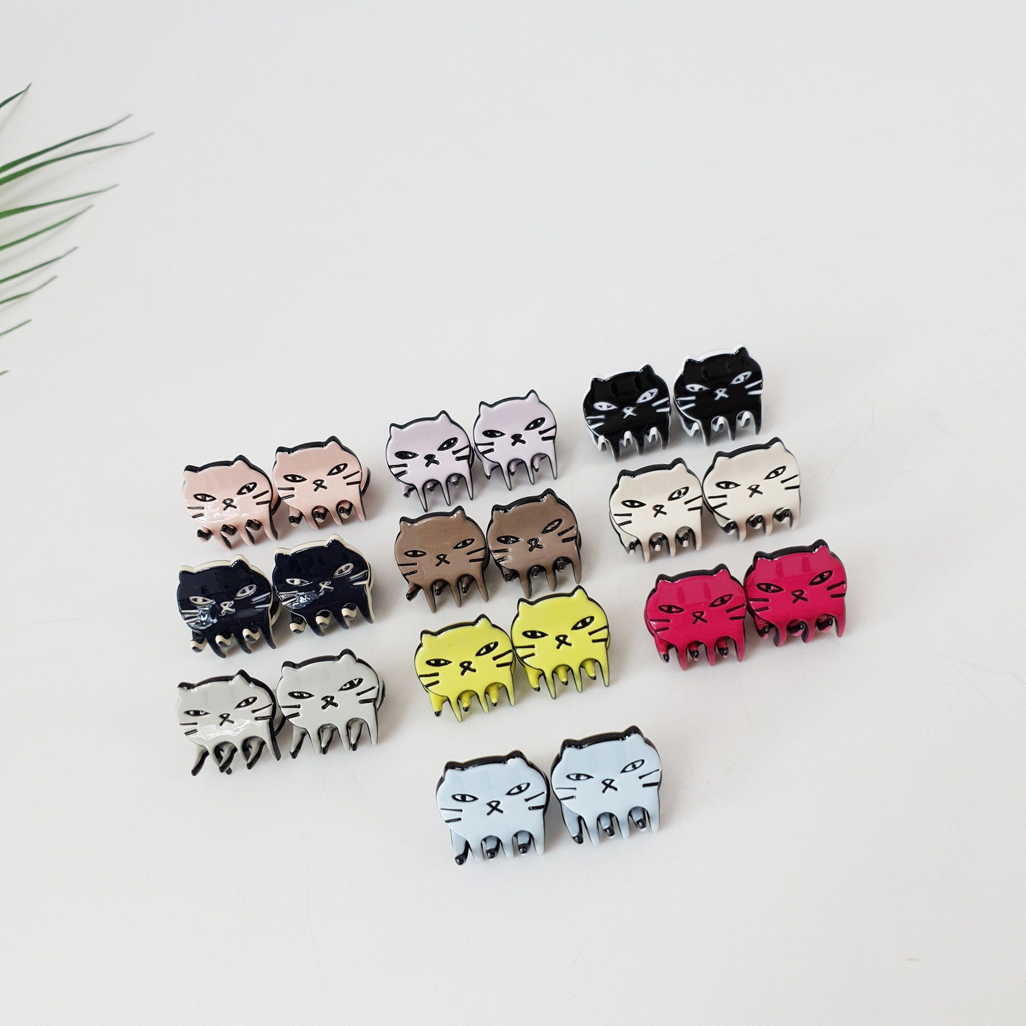 Cellulose acetate mini cat shaped hair claw clips in pastel pink and black. Set of 2 small kitten jaw clips for bangs styling.