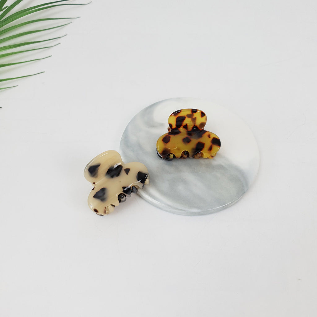 Cellulose acetate round mini hair claw clip in tortoise shell pattern. Small geometric hair catch for bangs and side hair styling.