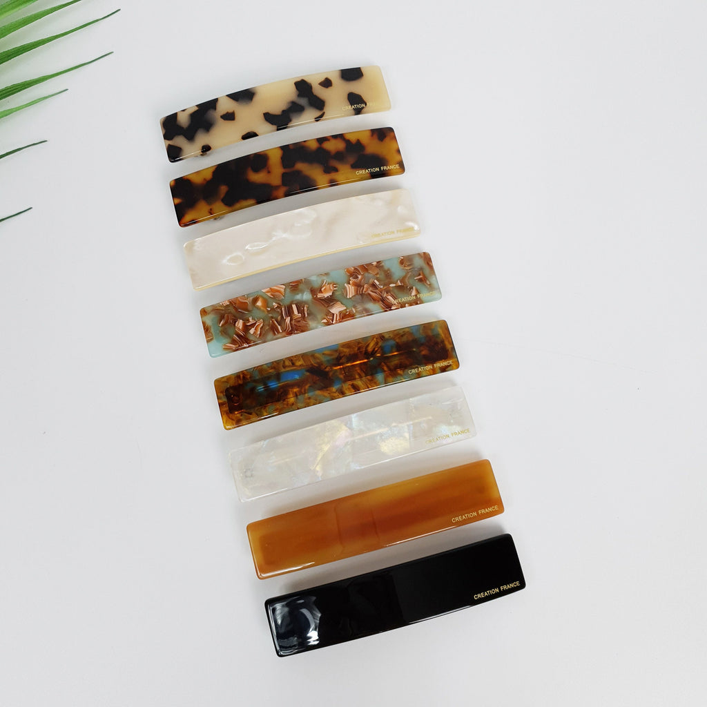 Slim rectangular automatic hair barrette in cellulose acetate with tortoise shell pattern. Flat hair clip with metal french clasp for side hair or low ponytail.
