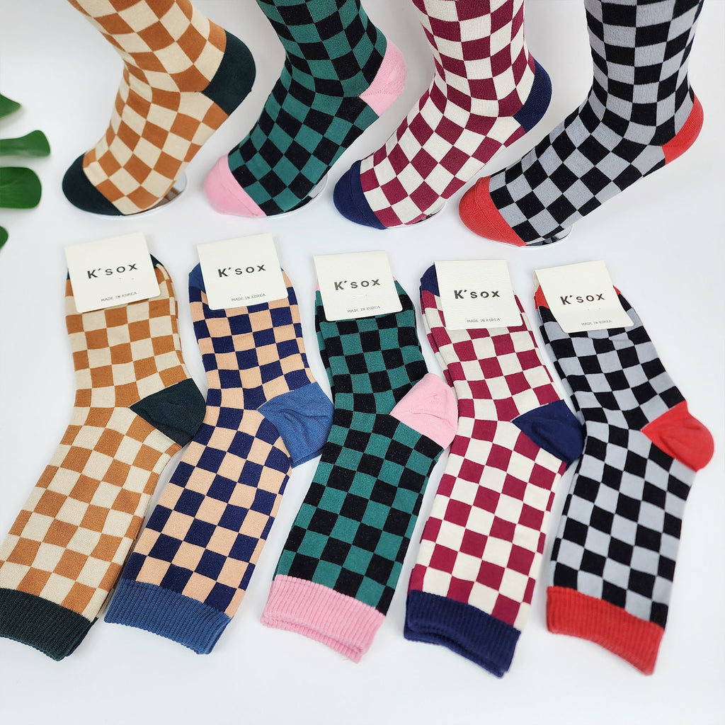 ✨ Modern Grid Cotton Crew Socks
These socks feature a clean grid pattern that adds a touch of modern style to any outfit. Made from soft, breathable cotton, they provide all-day comfort and a perfect fit for daily wear. The mid-calf length and classic colors make them versatile enough for casual outings or office attire.