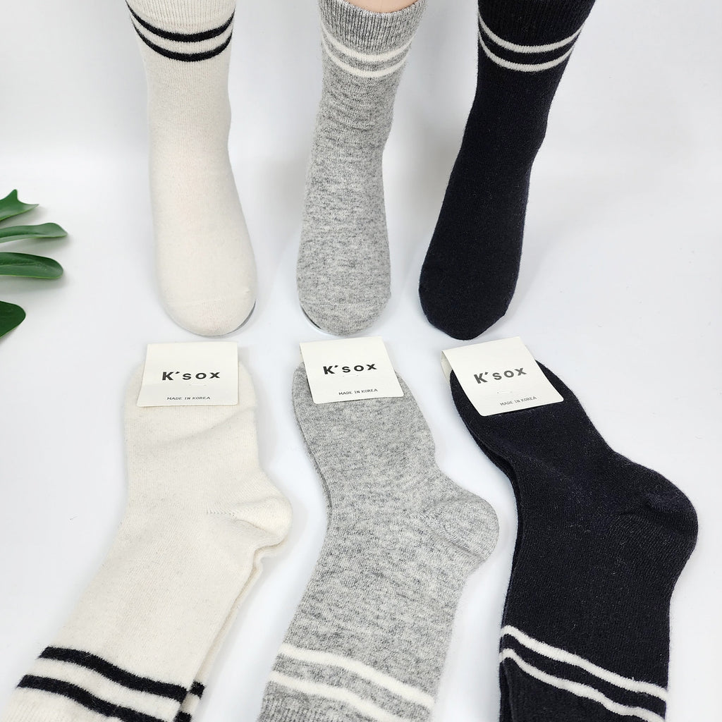 ✨ Cozy Thick Wool Knit Crew Socks
Beat the cold with these premium thick wool knit socks, designed to keep your feet toasty and comfortable. Featuring a classic ribbed texture and excellent thermal insulation, they are perfect for anyone suffering from cold feet or for expectant mothers needing extra warmth. Available in three essential colors—Ivory, Gray, and Black—these mid-calf socks are the ultimate winter essential for home or outdoor wear.