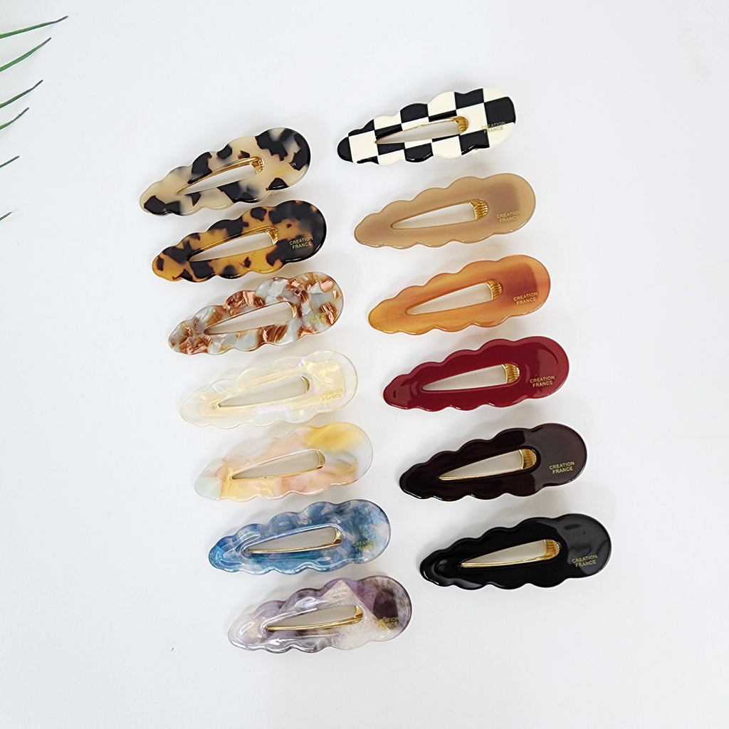 Cellulose acetate wavy hair clips in 13 patterns including tortoise shell and checkerboard. Scalloped edge 2.7 inch alligator barrettes with gold metal beak for side bangs styling.